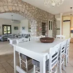 Iris - Luxury Traditional Beachfront With Swimming Pool *