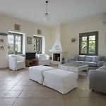 Iris - Luxury Traditional Beachfront With Swimming Pool *