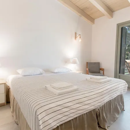 Villa Iris - Luxury Traditional Beachfront With Swimming Pool