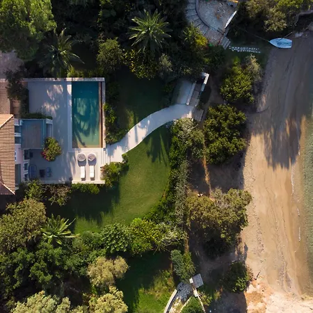 Iris - Luxury Traditional Beachfront With Swimming Pool *