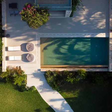 Villa Iris - Luxury Traditional Beachfront With Swimming Pool