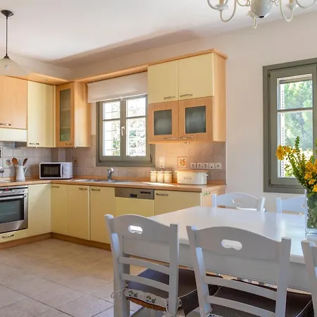 Villa Iris - Luxury Traditional Beachfront With Swimming Pool Koilás