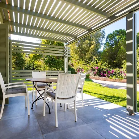 Villa Iris - Luxury Traditional Beachfront With Swimming Pool *