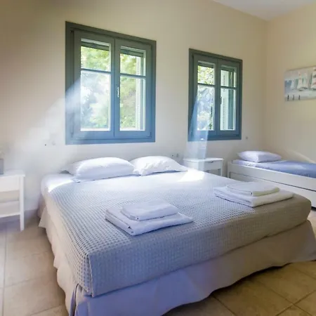 Iris - Luxury Traditional Beachfront With Swimming Pool Koilas