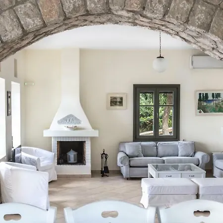 Villa Iris - Luxury Traditional Beachfront With Swimming Pool *