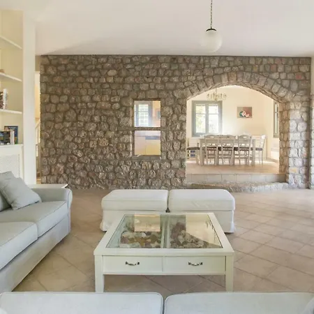 Iris - Luxury Traditional Beachfront With Swimming Pool *