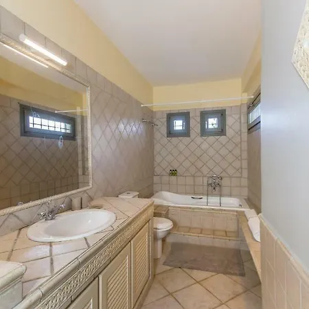 Iris - Luxury Traditional Beachfront With Swimming Pool Koilás