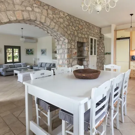 Iris - Luxury Traditional Beachfront With Swimming Pool *