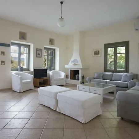 Iris - Luxury Traditional Beachfront With Swimming Pool *