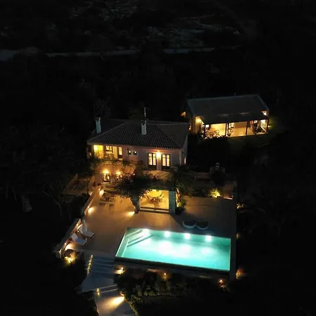 Iris - Luxury Traditional Beachfront With Swimming Pool Villa Koilás