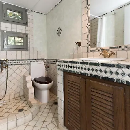 Iris - Luxury Traditional Beachfront With Swimming Pool