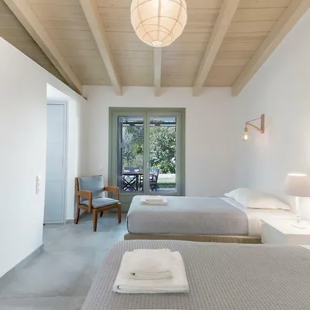 Iris - Luxury Traditional Beachfront With Swimming Pool * Koilás