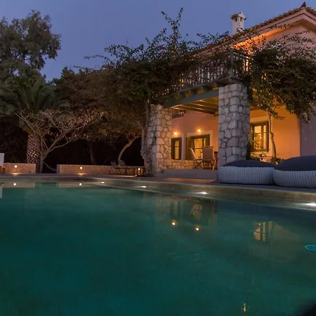 Villa Iris - Luxury Traditional Beachfront With Swimming Pool *