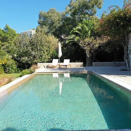 Villa Iris - Luxury Traditional Beachfront With Swimming Pool Koilás