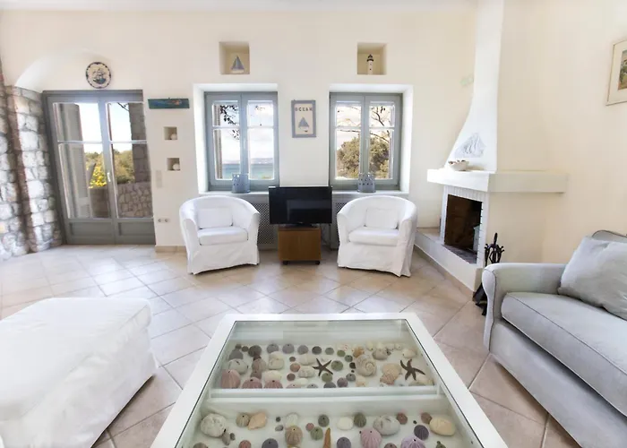 Villa Iris - Luxury Traditional Beachfront With Swimming Pool Koilás