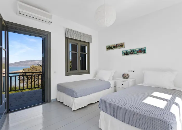 Iris - Luxury Traditional Beachfront With Swimming Pool Villa Koilás