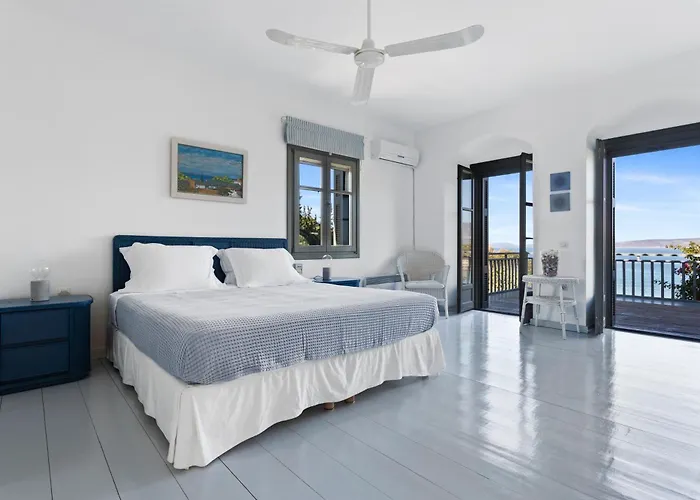 Iris - Luxury Traditional Beachfront With Swimming Pool Koilás