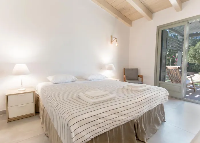 Villa Iris - Luxury Traditional Beachfront With Swimming Pool