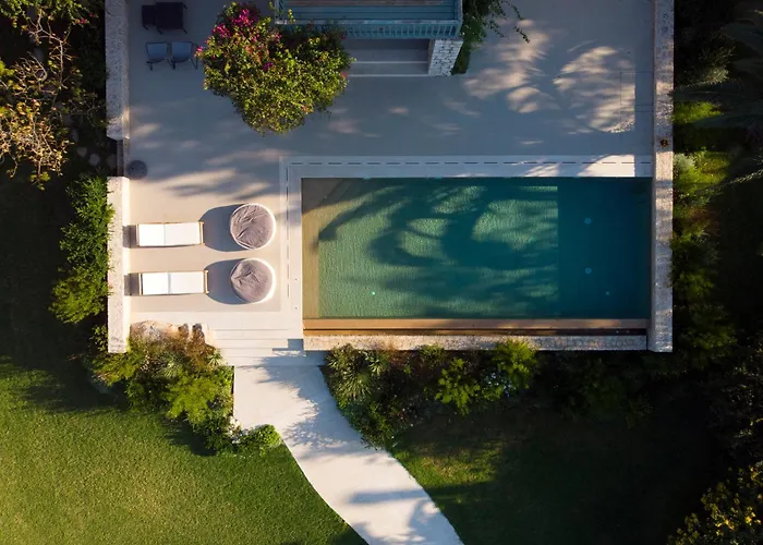 Villa Iris - Luxury Traditional Beachfront With Swimming Pool