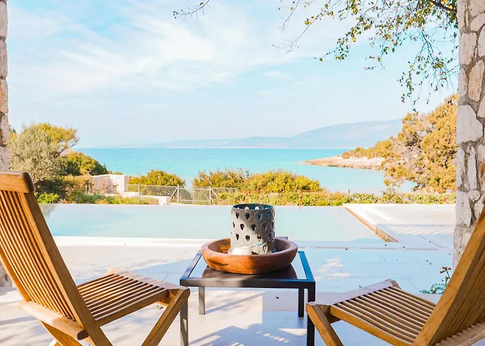 Villa Iris - Luxury Traditional Beachfront With Swimming Pool *