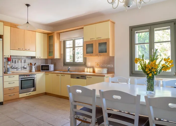 Villa Iris - Luxury Traditional Beachfront With Swimming Pool Koilás