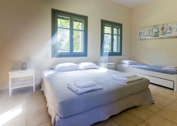 Iris - Luxury Traditional Beachfront With Swimming Pool Koilás