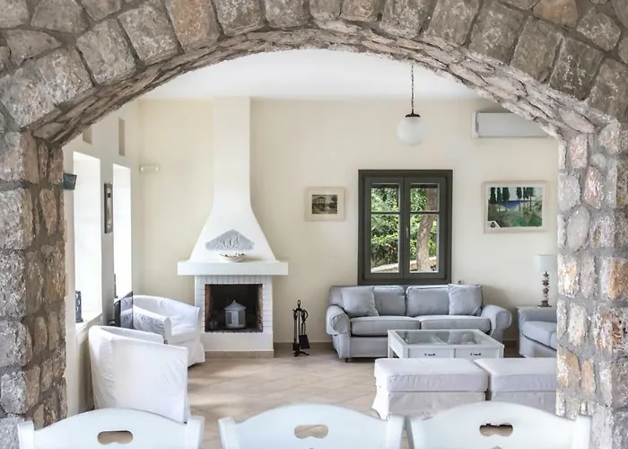 Villa Iris - Luxury Traditional Beachfront With Swimming Pool *