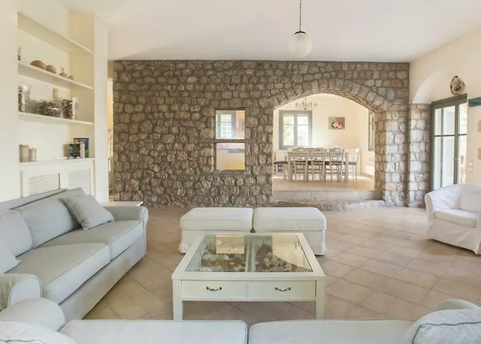 Iris - Luxury Traditional Beachfront With Swimming Pool *