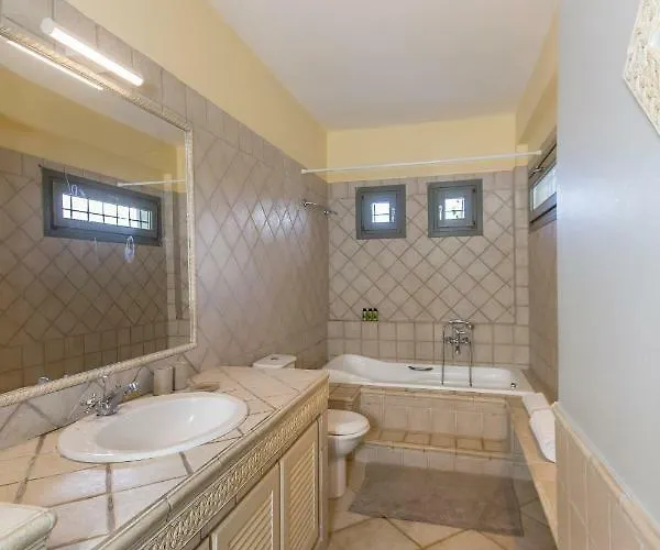 Iris - Luxury Traditional Beachfront With Swimming Pool Koilás