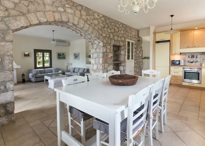 Iris - Luxury Traditional Beachfront With Swimming Pool *