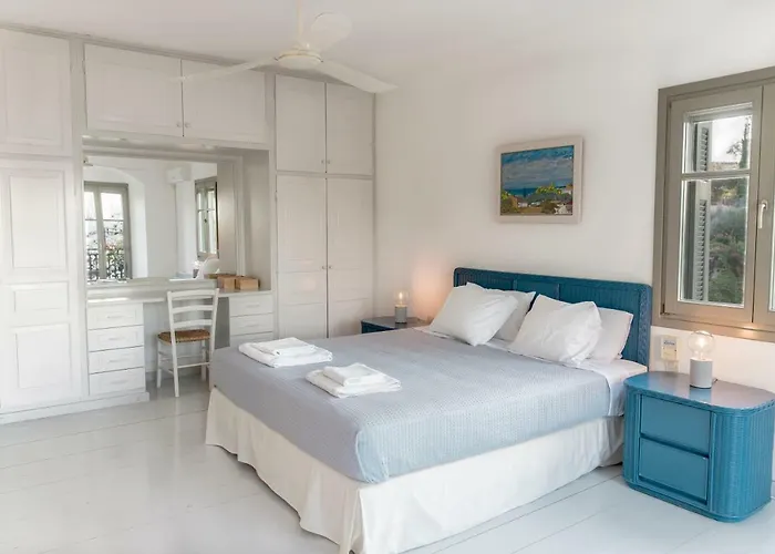 Iris - Luxury Traditional Beachfront With Swimming Pool Villa *