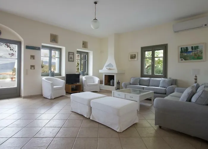 Iris - Luxury Traditional Beachfront With Swimming Pool *