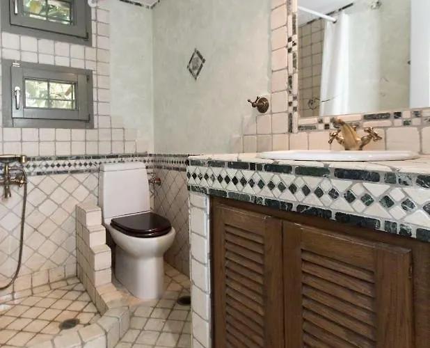 Iris - Luxury Traditional Beachfront With Swimming Pool