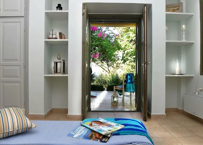 Villa Iris - Luxury Traditional Beachfront With Swimming Pool *