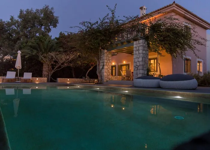 Villa Iris - Luxury Traditional Beachfront With Swimming Pool *