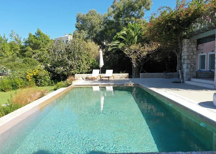 Villa Iris - Luxury Traditional Beachfront With Swimming Pool Koilás