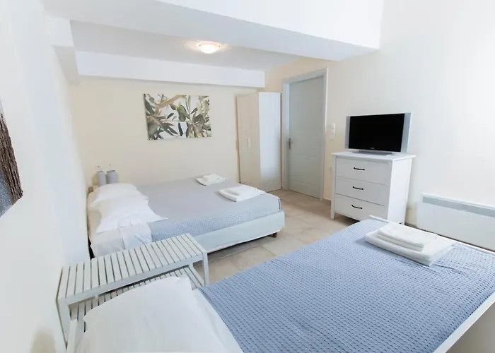 Iris - Luxury Traditional Beachfront With Swimming Pool *