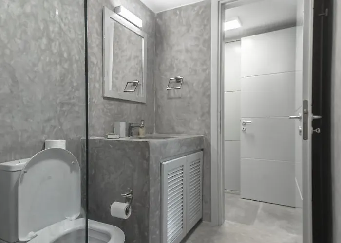 Villa Iris - Luxury Traditional Beachfront With Swimming Pool