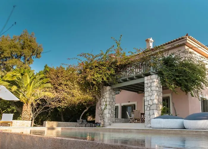 Iris - Luxury Traditional Beachfront With Swimming Pool Koilás